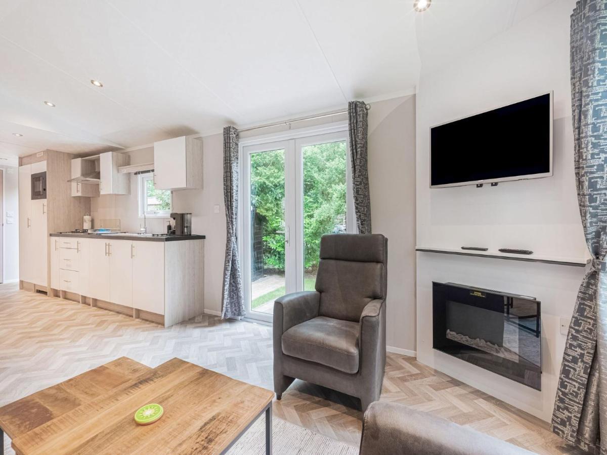 Beautiful Chalet In The Woods With A Shared Pool Vledder Eksteriør billede